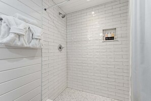 Shower, hair dryer, towels - Happy Hiker, Nearby hiking, NEW FIREPIT, Modern renovation, Dog Friendly (Highlands)