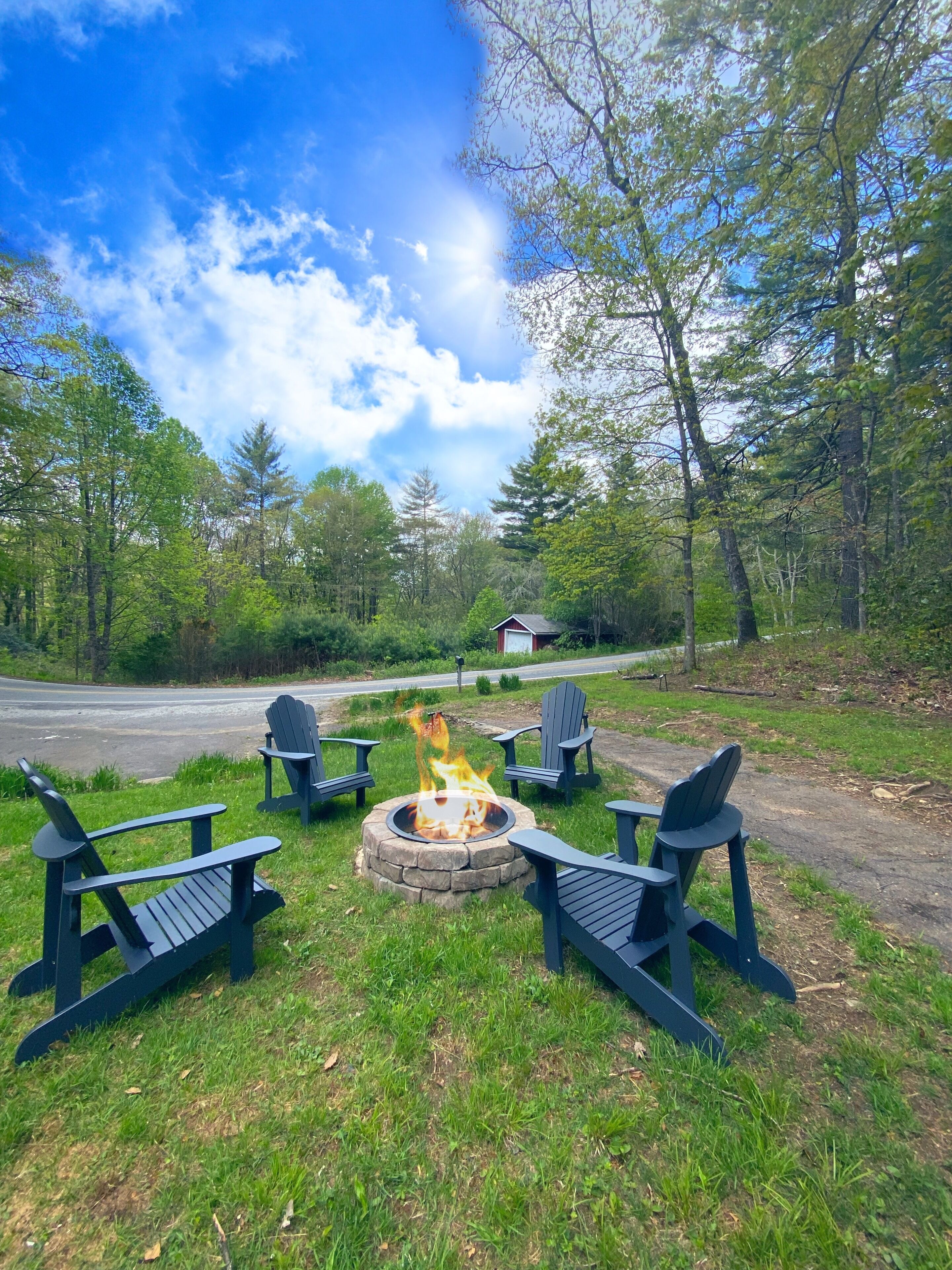 New To VRBO! Happy Hiker, Close to hiking, Wood-burning fireplace,Modern renovation, Dog Friendly