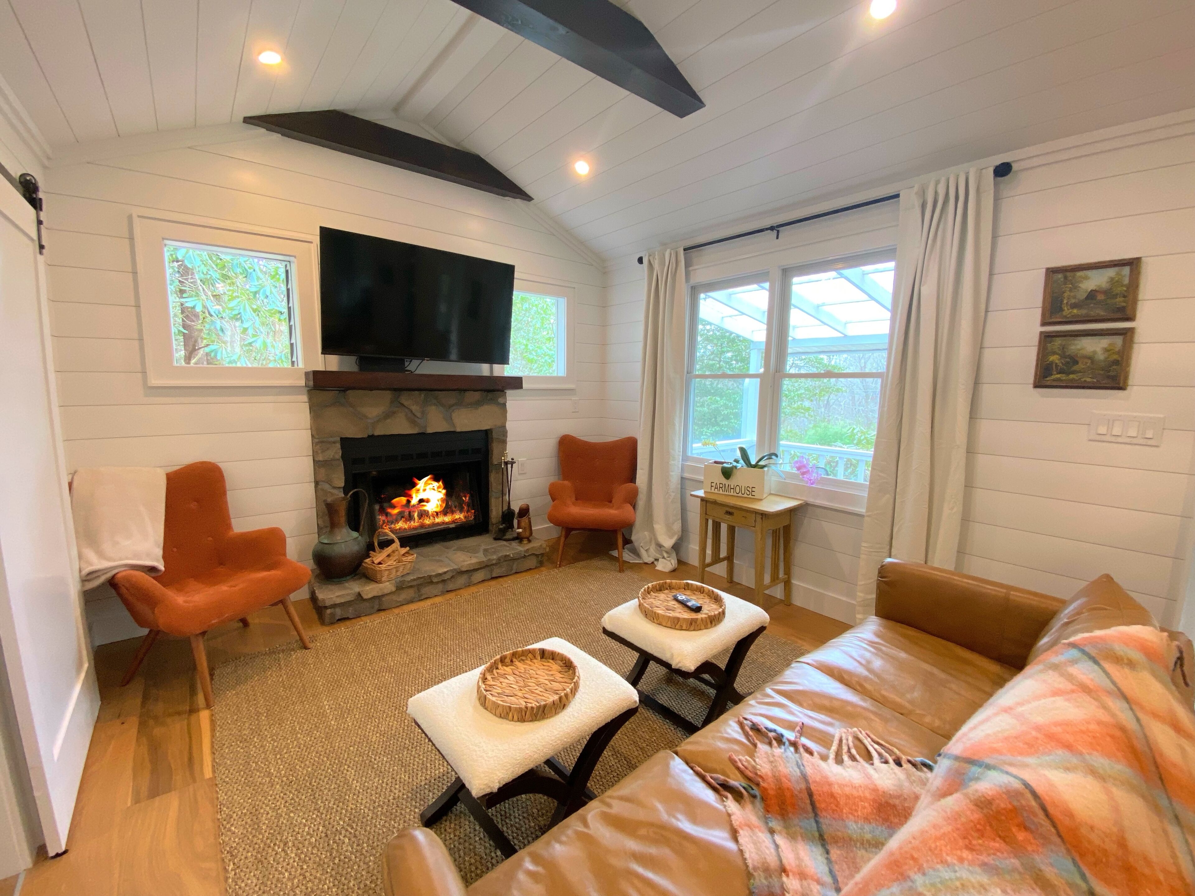 New To VRBO! Happy Hiker, Close to hiking, Wood-burning fireplace,Modern renovation, Dog Friendly