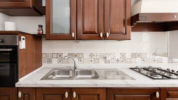 KĂŒhlschrank, Ofen, Herdplatte, Wasserkocher mit Kaffee-/Teezubehör