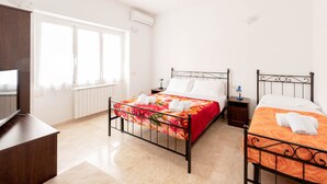 A hotel room with two beds, a TV, and a window. - Spallanzani-San Camillo, apartment for 4 people (Roma)