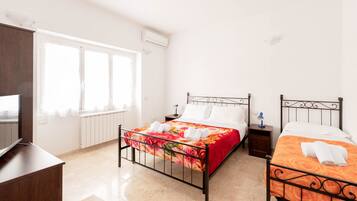 1 chambre, lit parapluie, Wi-Fi gratuit, draps fournis