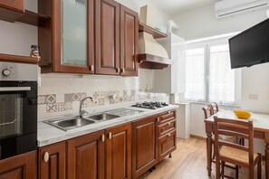 Kühlschrank, Ofen, Herdplatte, Wasserkocher mit Kaffee-/Teezubehör