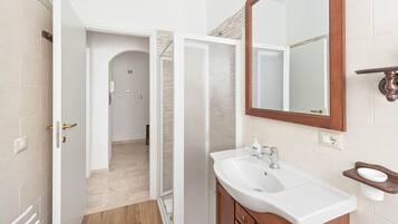 Doccia, asciugacapelli, bidet, asciugamani