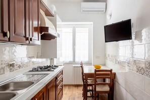 Fridge, oven, stovetop, coffee/tea maker