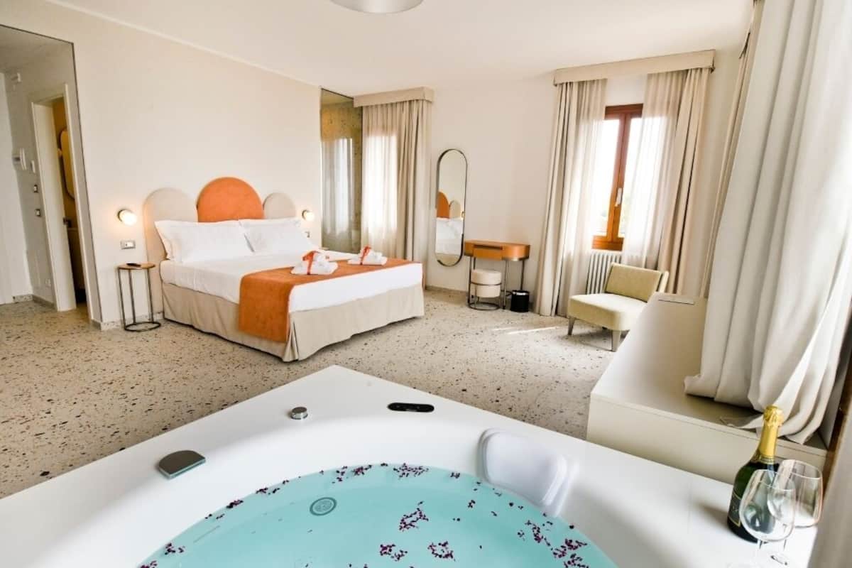 Luxury-Zimmer, Whirlpool (Verbena) | Daunenbettdecken, Minibar, Zimmersafe, Verdunkelungsvorhänge