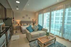 In-room safe, iron/ironing board, free WiFi, bed sheets - Modern Studio at Royal Oceanic JBR by Deluxe Holiday Homes (Dubai)