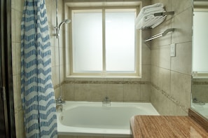 Bathtub, hair dryer, towels, soap - Modern Studio at Royal Oceanic JBR by Deluxe Holiday Homes (Dubai)
