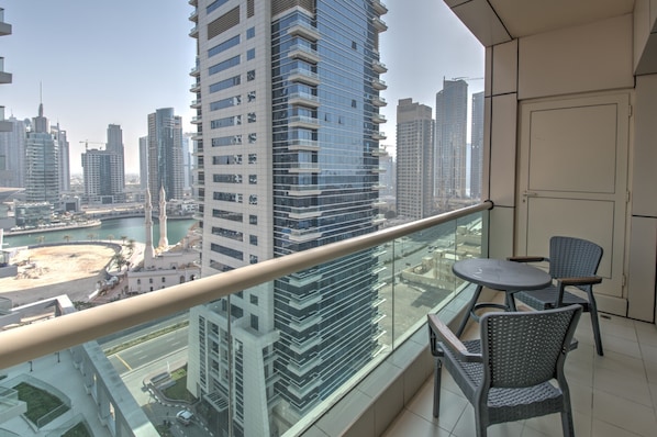 Outdoor dining - Modern Studio at Royal Oceanic JBR by Deluxe Holiday Homes (Dubai)