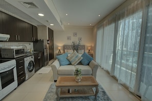 Interior - Modern Studio at Royal Oceanic JBR by Deluxe Holiday Homes (Dubai)