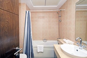 Baignoire, sèche-cheveux, savon, shampoing