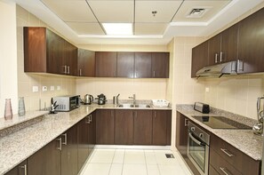Fridge, microwave, oven, stovetop - Cozy 1BR at Torch Tower Dubai Marina by Deluxe Holiday Homes (Dubai)