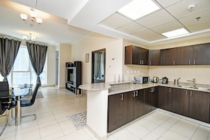 Fridge, microwave, oven, stovetop - Cozy 1BR at Torch Tower Dubai Marina by Deluxe Holiday Homes (Dubai)