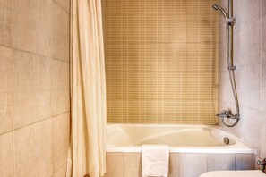Badewanne, Haartrockner, Handtücher, Seife