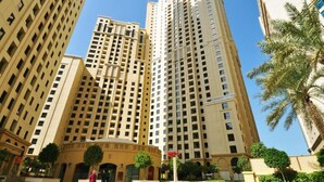 Un edificio de gran altura con un patio central, rodeado de otros edificios altos.