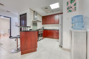 Kühlschrank, Mikrowelle, Ofen, Wasserkocher mit Kaffee-/Teezubehör