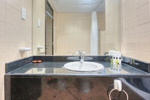 Baignoire, sèche-cheveux, serviettes fournies, savon
