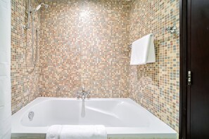 Badewanne, Haartrockner, Handtücher, Seife