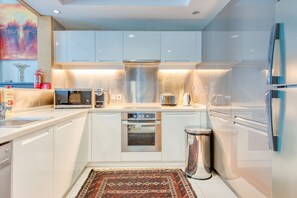 Kjøleskap, mikrobølgeovn, ovn og oppvaskmaskin