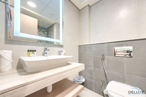 Shower, hair dryer, towels, soap - Homely Studio in Aliyah Residence Al Jadaf by Deluxe Holiday Homes (Dubai)
