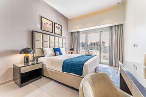 2 makuuhuonetta, tallelokero huoneessa, silitysrauta/-lauta