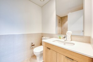 Baignoire, séchoir à cheveux, serviettes fournies