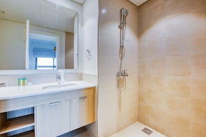 Baignoire, séchoir à cheveux, serviettes fournies