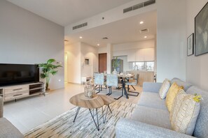 TV - Exquisite 2BR at Golf Views, Emaar South Madinat Al Mataar by Deluxe Holiday Homes (Dubai)