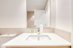 Bathtub, hair dryer, towels - Exquisite 2BR at Golf Views, Emaar South Madinat Al Mataar by Deluxe Holiday Homes (Dubai)