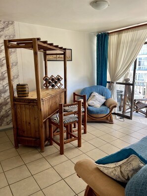Living area - Family-friendly, sea and breaker view, 2 min from beach (Amanzimtoti)