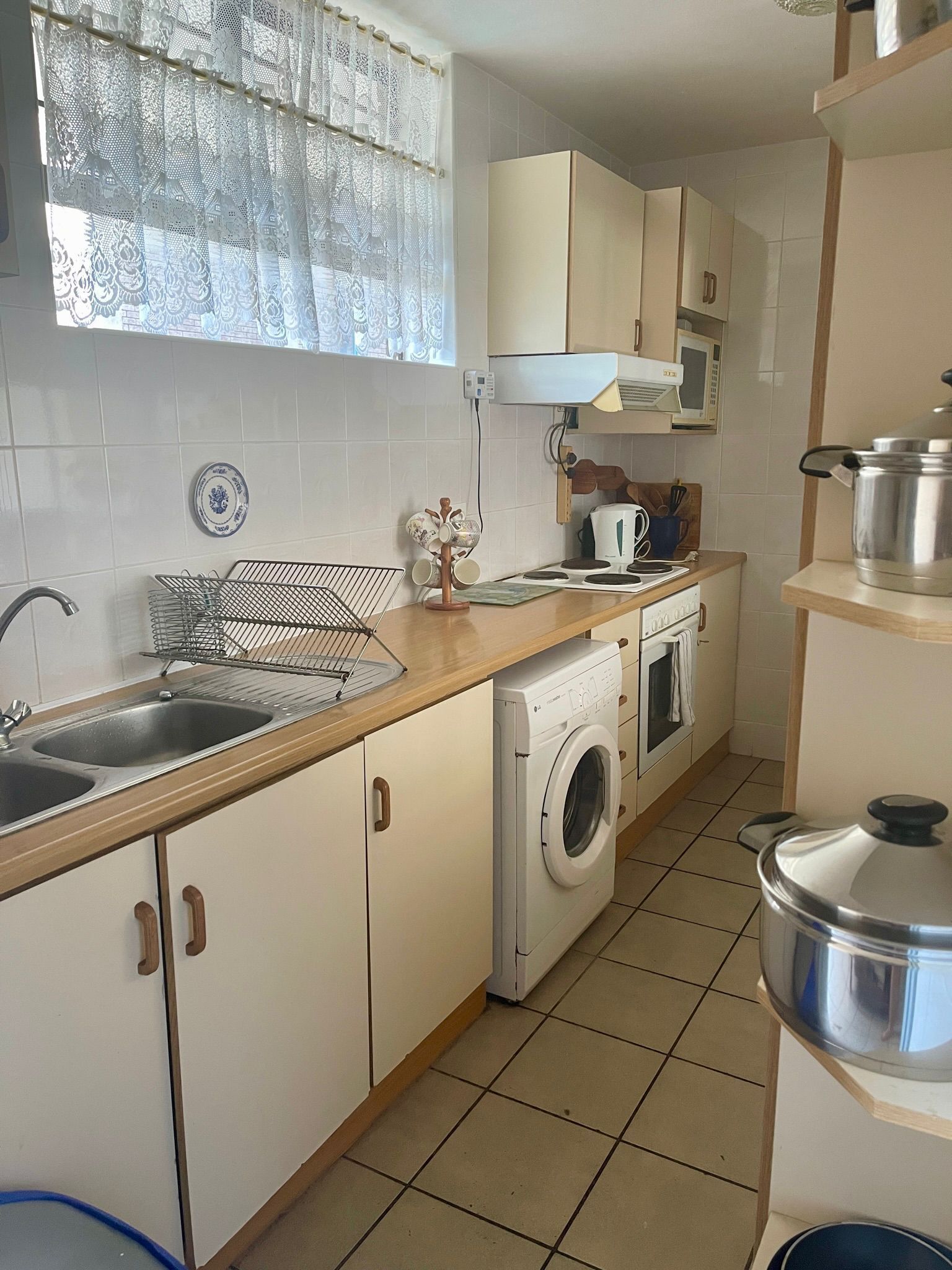 Family-friendly, sea and breaker view, 2 min from beach