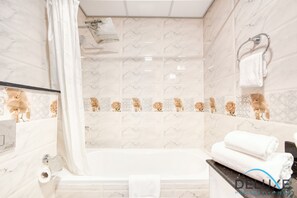 Badewanne, Haartrockner, Handtücher