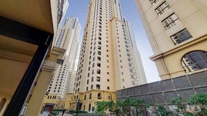 Ein hoch aufragendes Wohngebäude mit mehreren Stockwerken, großen Fenstern und einem modernen architektonischen Design.