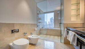 Badewanne, Haartrockner, Handtücher, Seife
