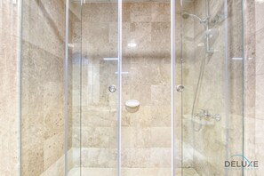 Dusche, Haartrockner, Handtücher