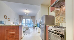 Kühlschrank, Mikrowelle, Ofen, Wasserkocher