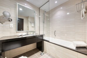 Badewanne, Haartrockner, Handtücher, Seife
