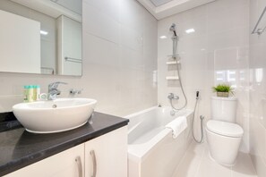Badewanne, Haartrockner, Handtücher, Seife