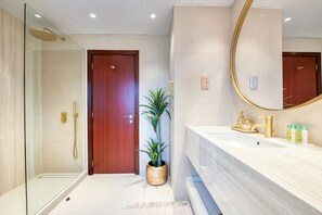 Dusche, Haartrockner, Handtücher, Seife