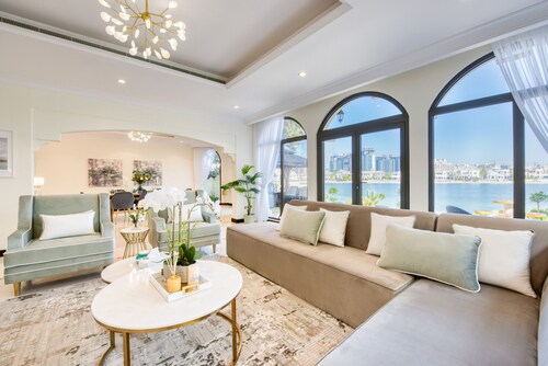 Prestigious 5BR Villa with AsstRm and Private Pool in Frond O Palm Jumeirah