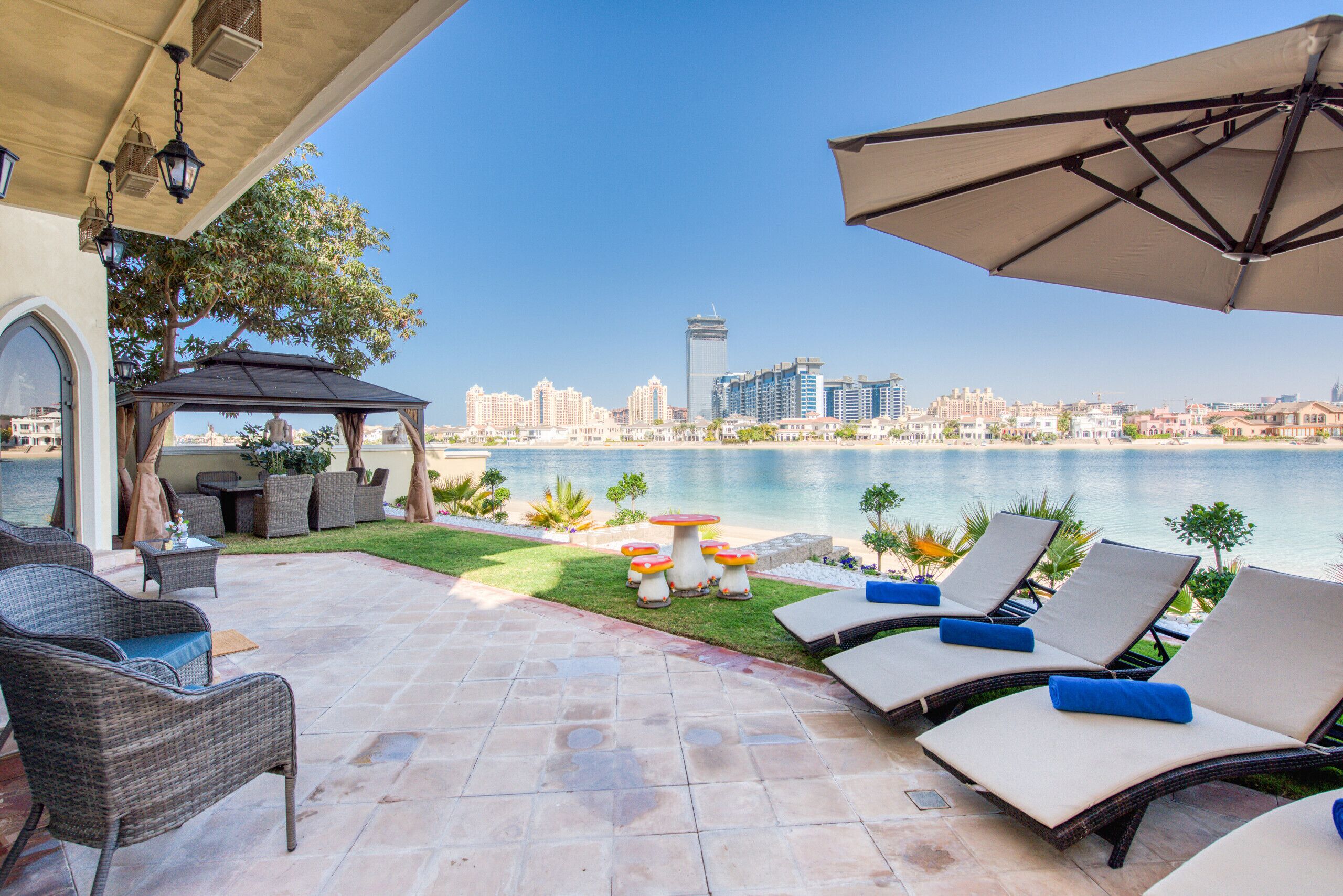 屋外ダイニングエリア