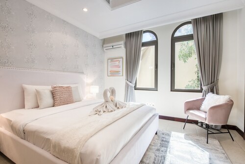 Prestigious 5BR Villa with AsstRm and Private Pool in Frond O Palm Jumeirah