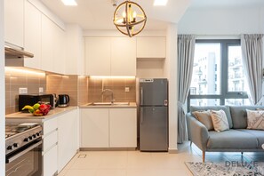 Kjøleskap, mikrobølgeovn, ovn og kokeplater