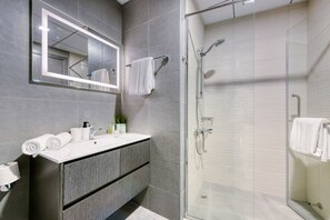 Een douche, een haardroger, handdoeken, zeep