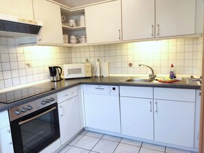 Geladeira, micro-ondas, cooktop, lava-louças