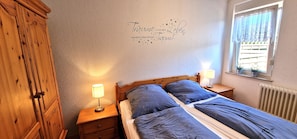 2 habitaciones, tabla de planchar con plancha y cuna de viaje