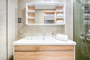 Douche, sèche-cheveux, serviettes fournies