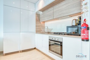 Kjøleskap, mikrobølgeovn, ovn og kokeplater