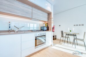 Kjøleskap, mikrobølgeovn, ovn og kokeplater