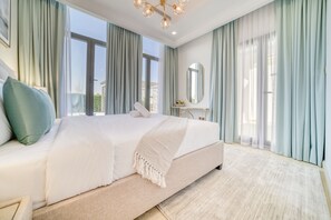7 bedrooms, in-room safe, iron/ironing board, free WiFi - Signature 6BR Villa with Assistant Room and Private Pool in Frond F Palm Jumeirah by Deluxe Holiday Homes (Dubai)